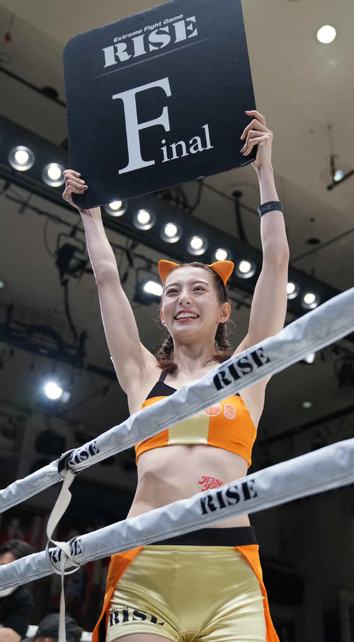 試合後、リングに上がるRー1SE Force2023　ラウンドガールの宮原（撮影・小沢裕）