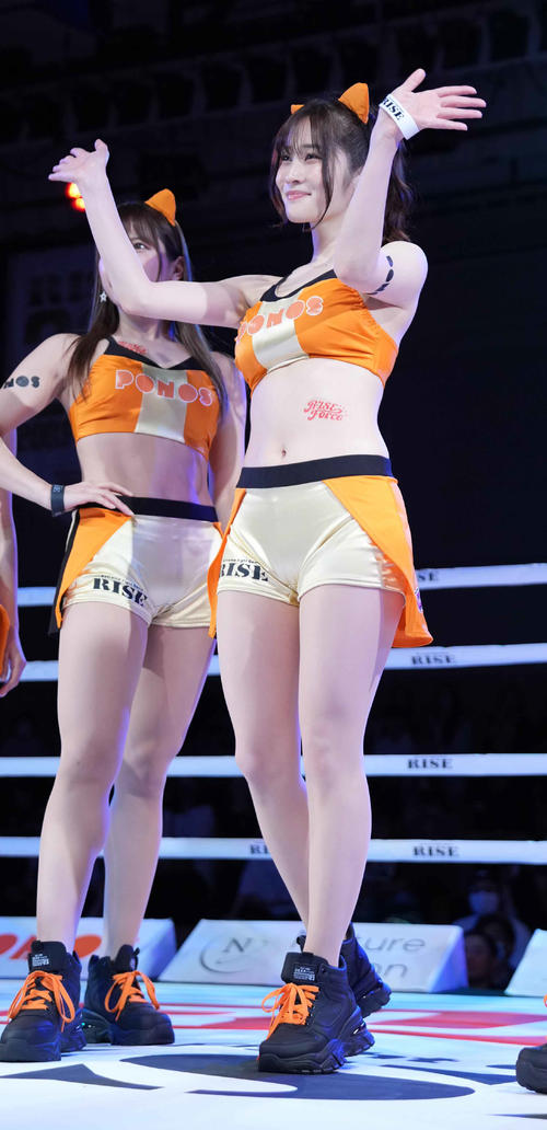 リングに上がるRー1SE Force2023　ラウンドガールの高橋凜（撮影・小沢裕）