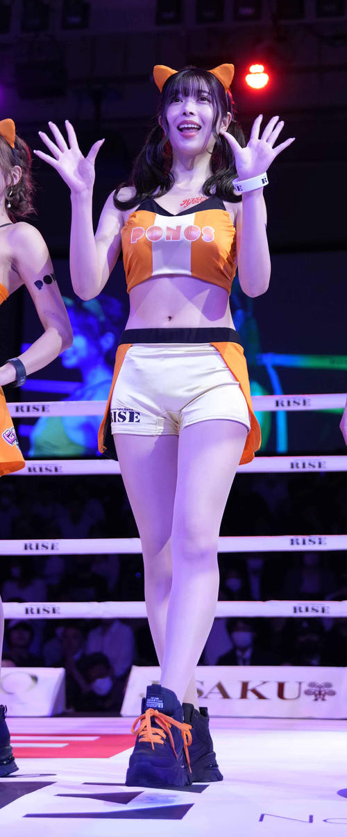 リングに上がるRー1SE Force2023　ラウンドガールの七瀬なな（撮影・小沢裕）