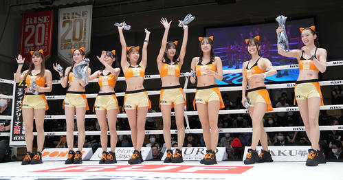 ファンサービスのボール投げのためリングに上がるRー1SE Force2023　ラウンドガール。左から霧島聖子、セラ、ぽぽちゃん、桜りん、高橋凜、大貫彩香、七瀬なな、宮原華音（撮影・小沢裕）
