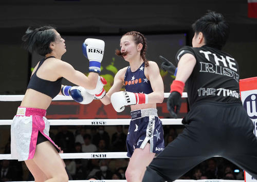 1回、金子（左）に右パンチを見舞う宮原（撮影・小沢裕）