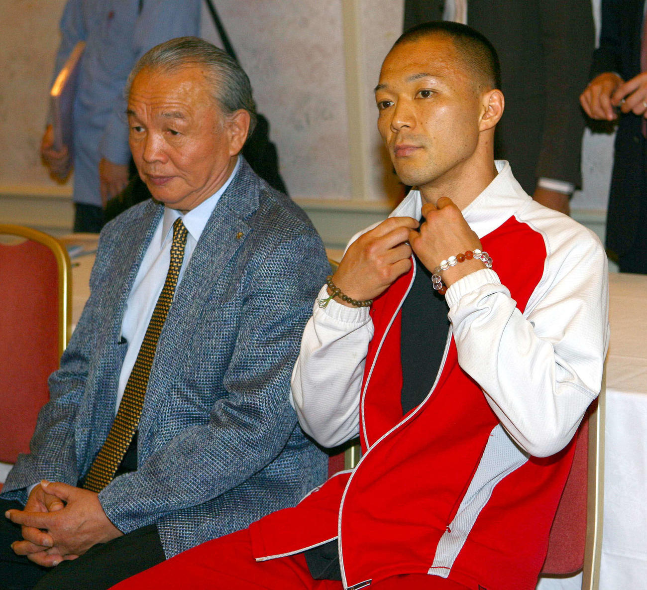 米倉健司会長（左）と一緒に計量会場に姿を見せた嶋田雄大（2008・06・11）