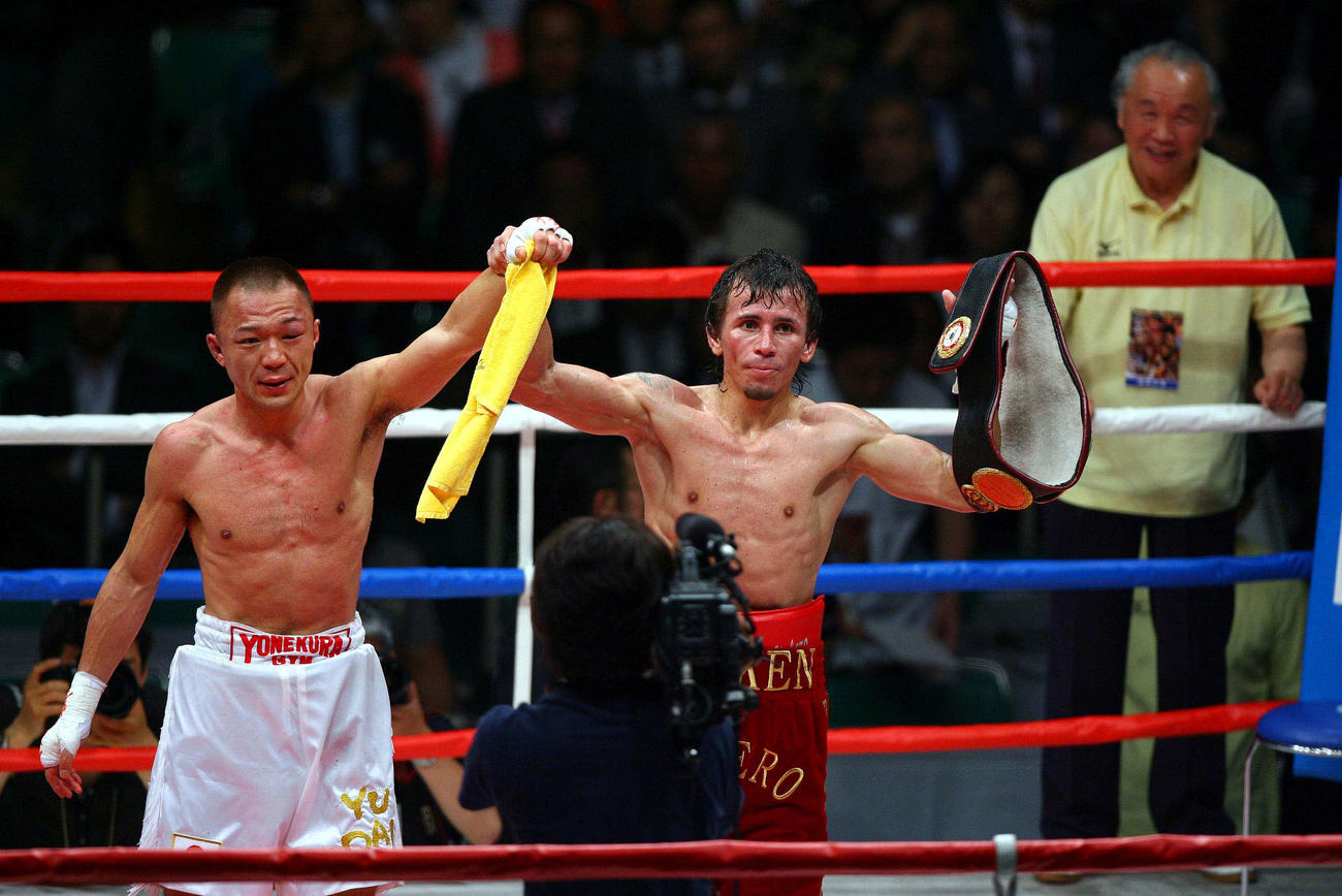 WBA世界スーパーフェザー級タイトルマッチ12回戦　エドウィン・バレロ対嶋田雄大　チャンピオンのエドウィン・バレロ（中央）から左手を上げられる嶋田雄大。右は笑顔でその光景を見つめる米倉健司会長　（2008・06・12）