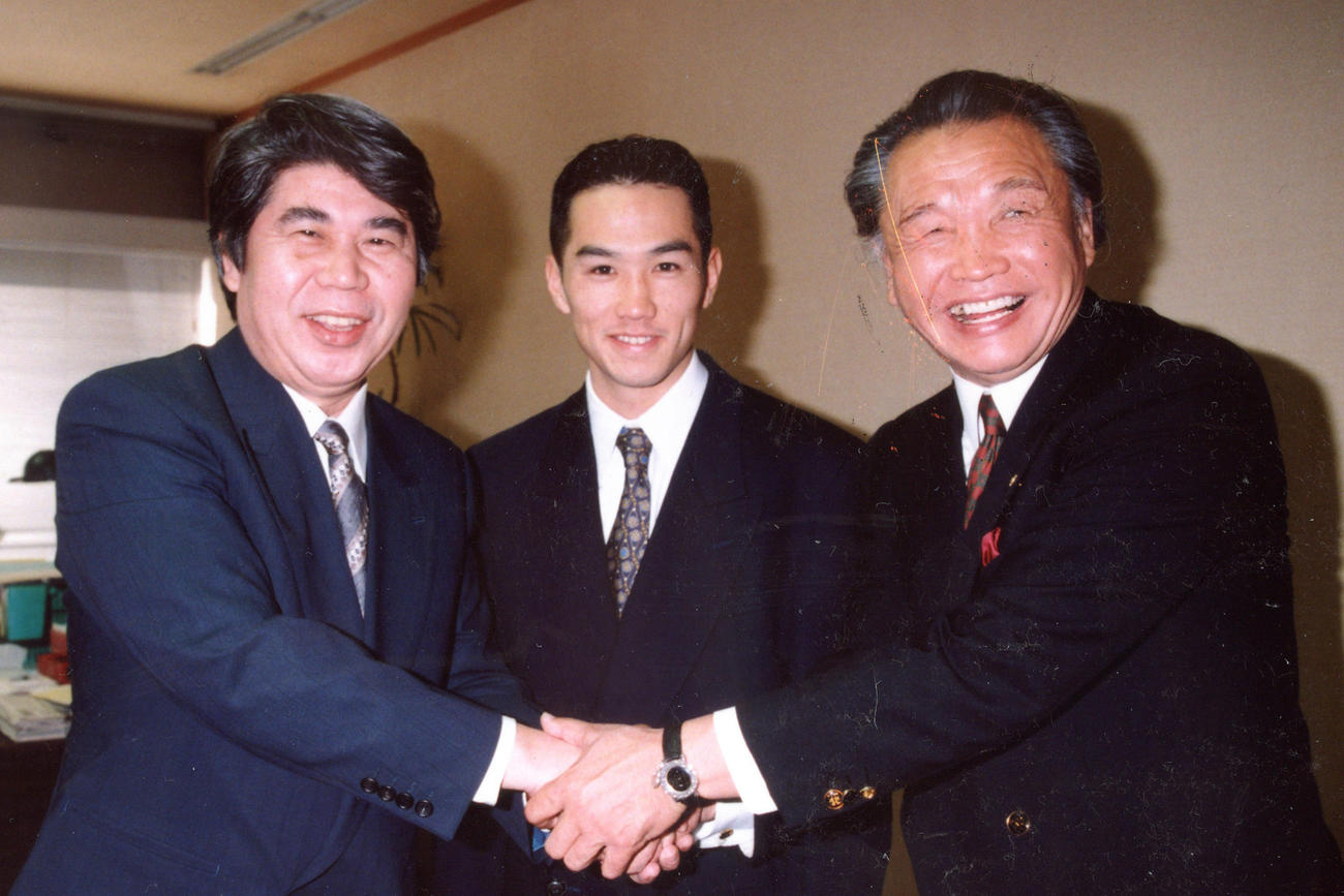 左から日刊スポーツ新聞社三浦勝男社長（当時）、川島郭志、米倉健司会長