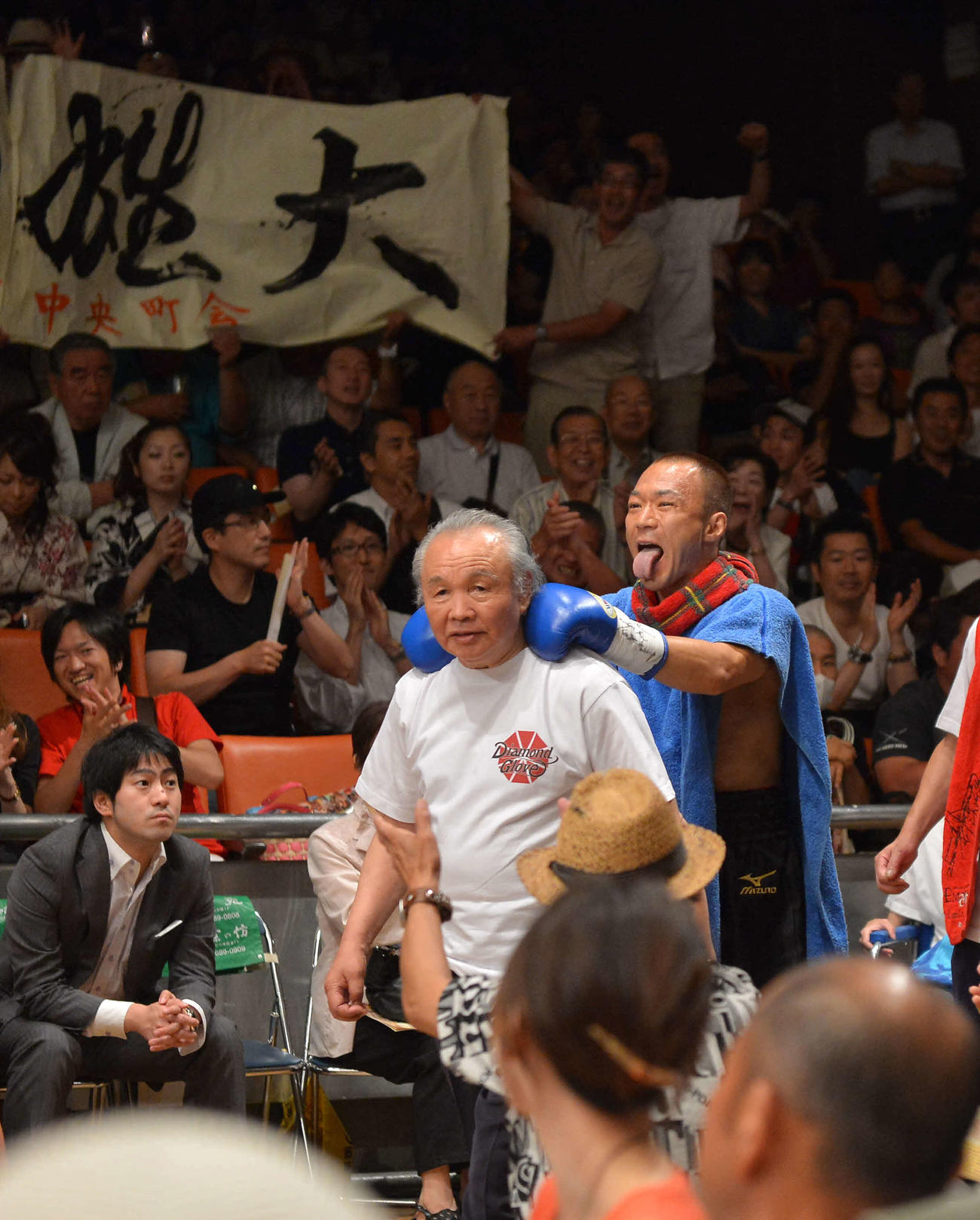 東洋太平洋ライト級タイトルマッチで米倉会長（左）を先頭に入場する嶋田（2012年8月13日撮影）