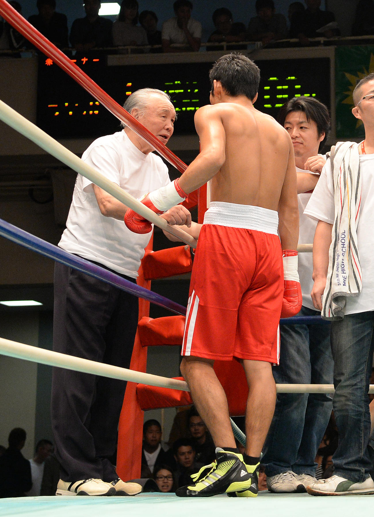 ボクシング東日本新人王決勝戦　草野慎悟のセコンドに立つヨネクラジムの米倉健司会長（左）（2013年11月3日撮影）