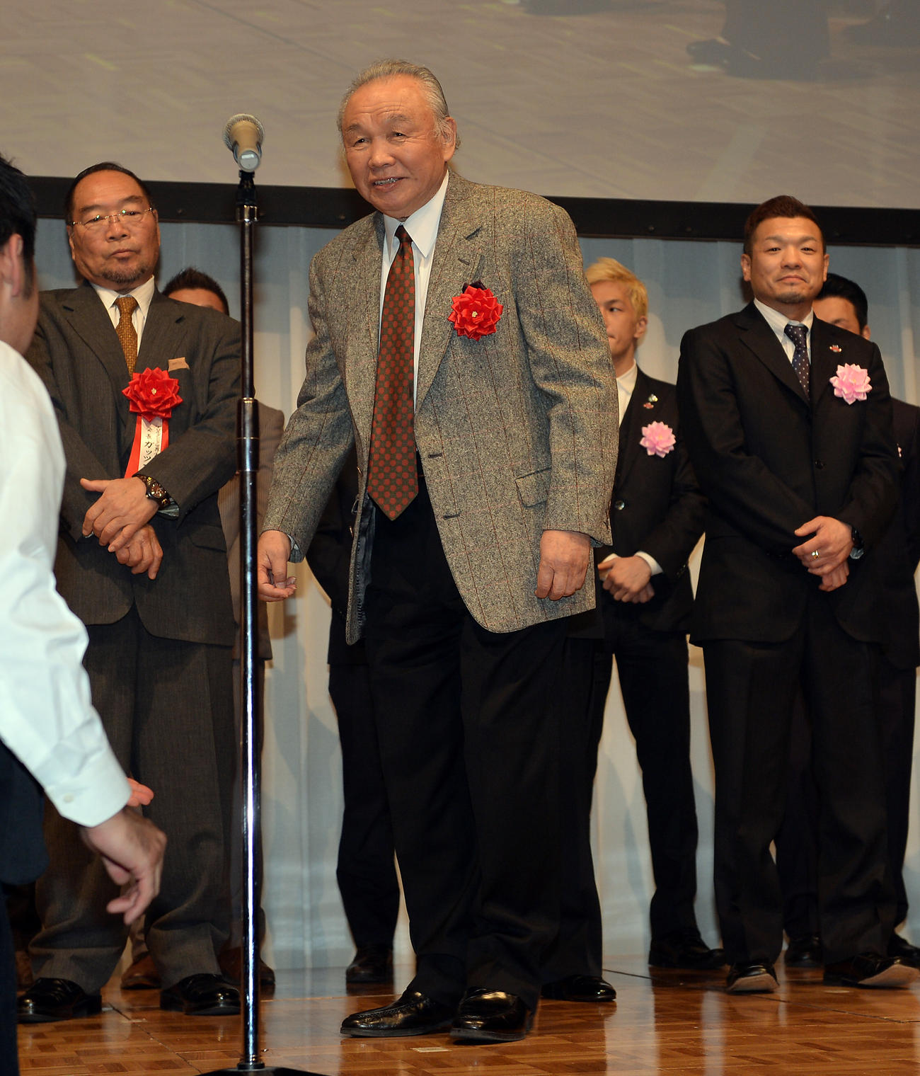 大橋ジム開設20周年パーティーであいさつするために登壇したヨネクラジム米倉健司会長。左はガッツ石松氏、右は川嶋勝重氏（2014年2月15日撮影）