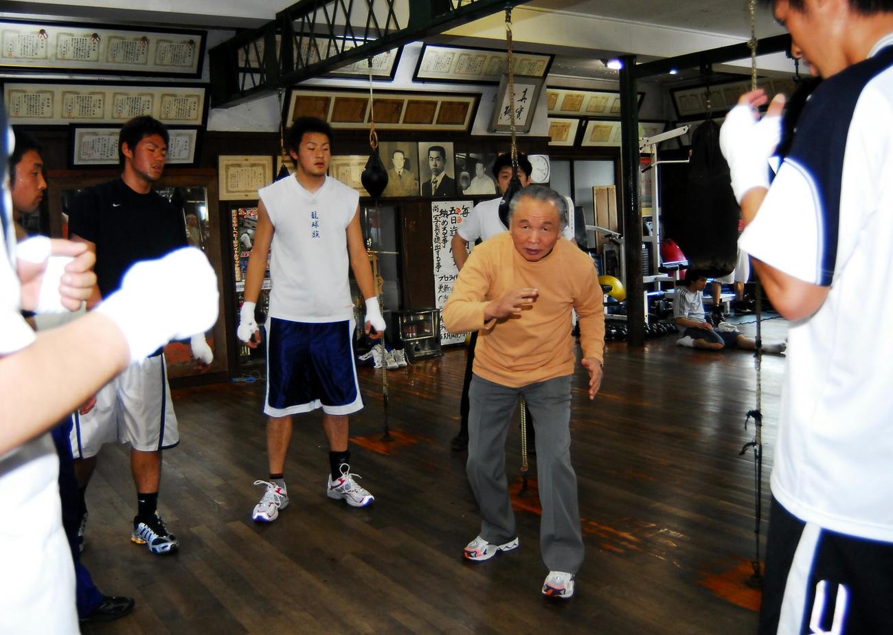 06年1月、西武新人合同自主トレで選手を指導するヨネクラジムの米倉健司会長