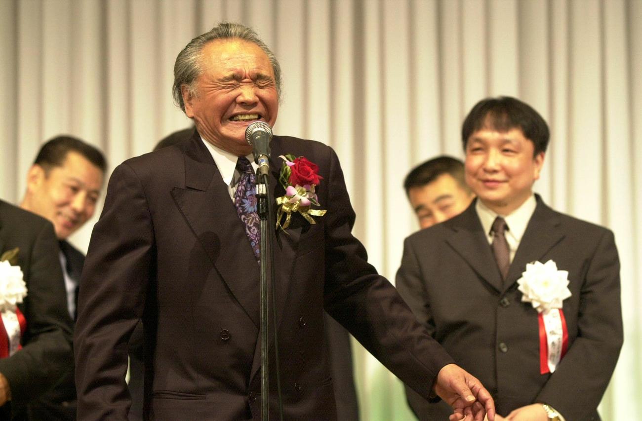 ヨネクラジム40周年パーティーで、米倉健司会長（左）は笑顔を見せる。右は大橋秀行元世界チャンピオン（2003年5月25日撮影）