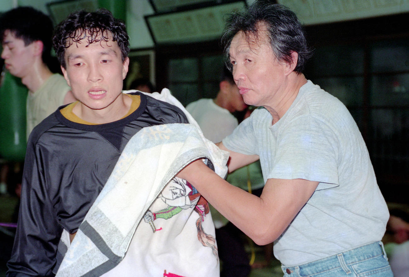 練習中に大橋秀行（左）の汗をふくヨネクラジムの米倉健司会長（1992年9月撮影）