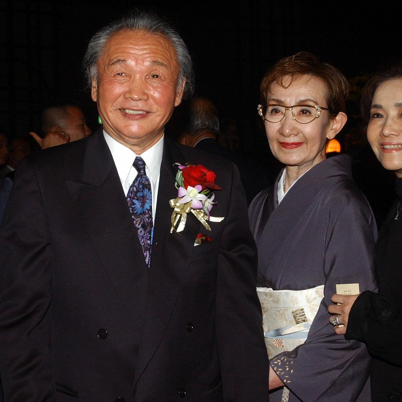 ヨネクラジム40周年パーティーで、笑顔を見せる米倉健司会長（左）と美土里夫人（03年05月25日撮影）