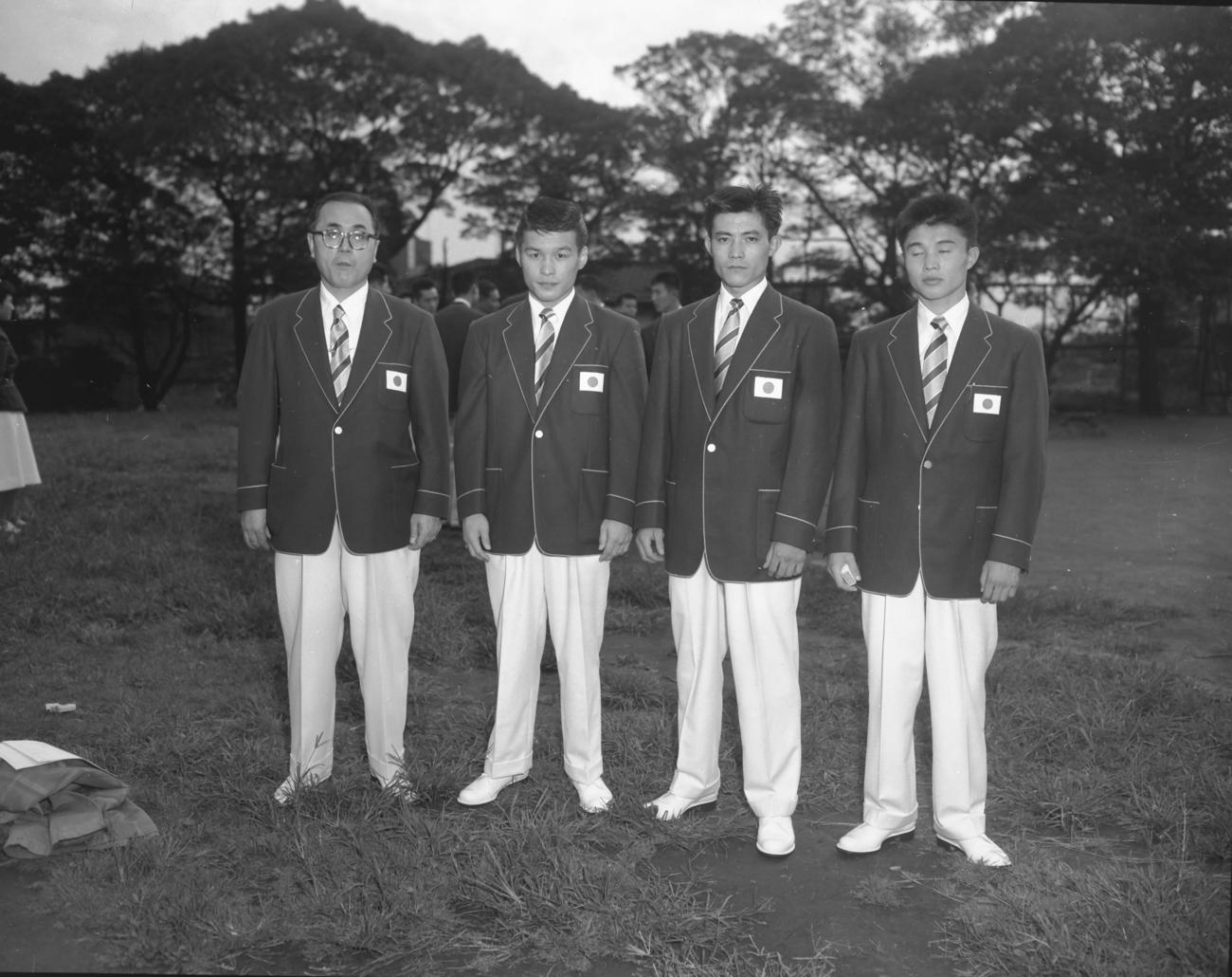 メルボルン五輪ボクシングチーム。左から小久保勘太郎監督、ライト級石丸利人、フェザー級鈴木伸一郎、フライ級米倉健治（1956年10月撮影）