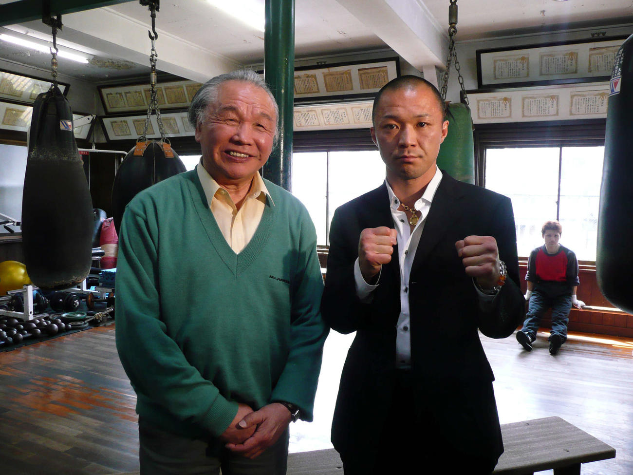 ヨネクラ会見　WBA世界スーパーフェザー級8位の嶋田雄大（右）が日本人最高齢の36歳10カ月での世界王座奪取を目指す。左は米倉健司会長　（2008年04月22日撮影）