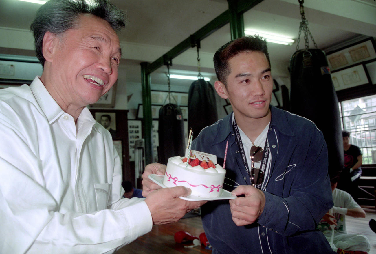 3度目の防衛を果たした川島郭志（右）と61歳の誕生日を祝う米倉健司会長（1995年5月）