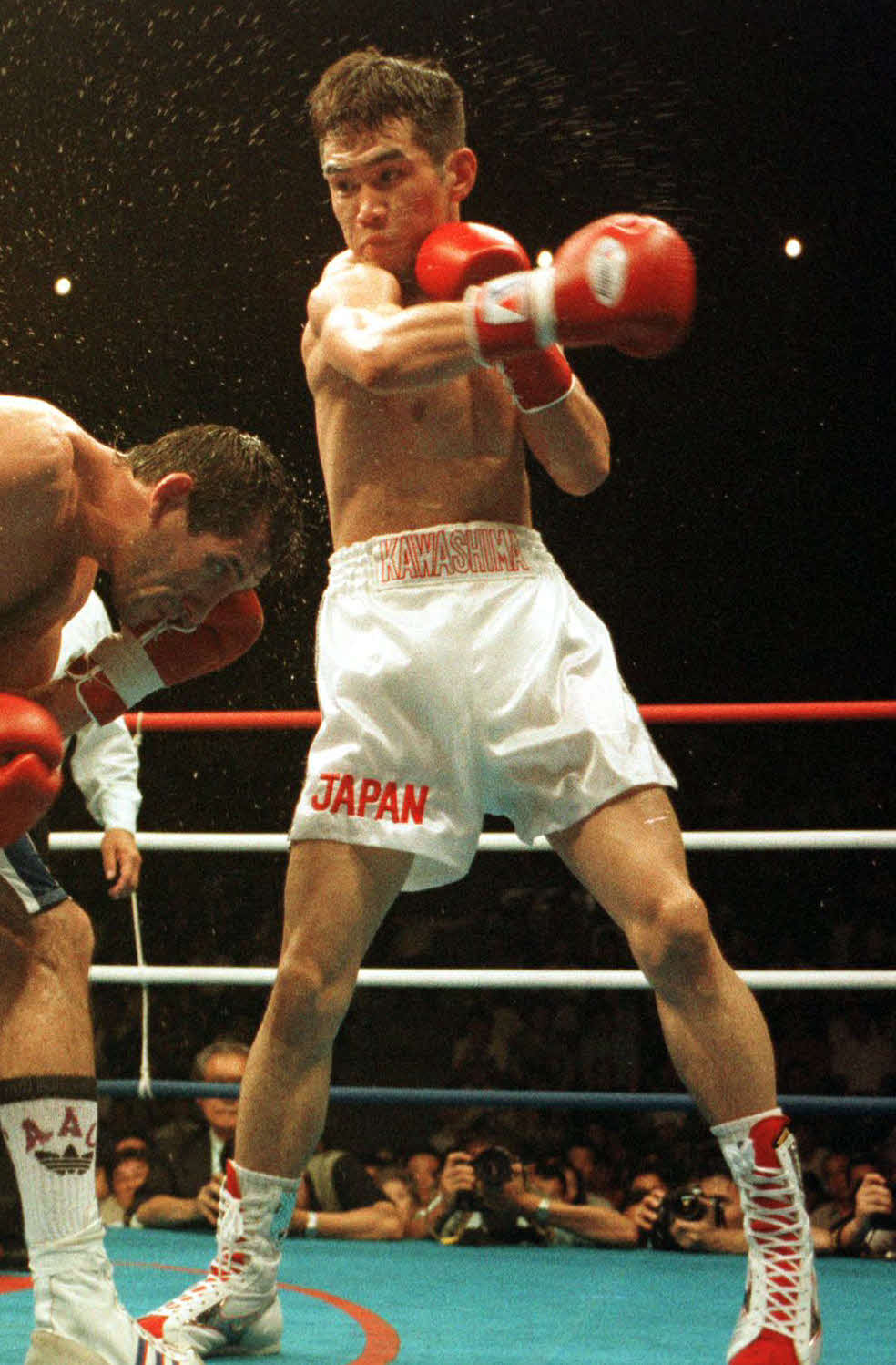 カルロス・サラサール（左）に右フックを放つ川島郭志（1994年8月撮影）