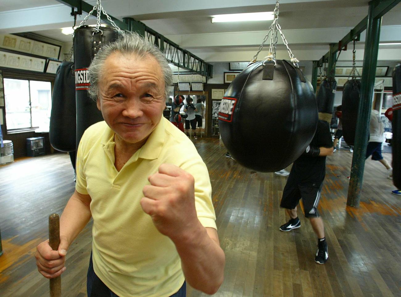 米倉健司会長68歳！世界王者育成を目指し今日もガッツポーズで気合を入れた（2003年5月撮影）