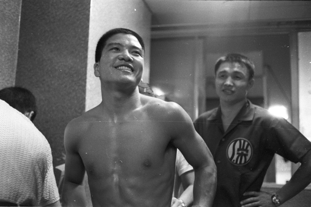 14連勝を飾った柴田国明を頼もしげに見る米倉健司会長（右）（1967年7月5日撮影）