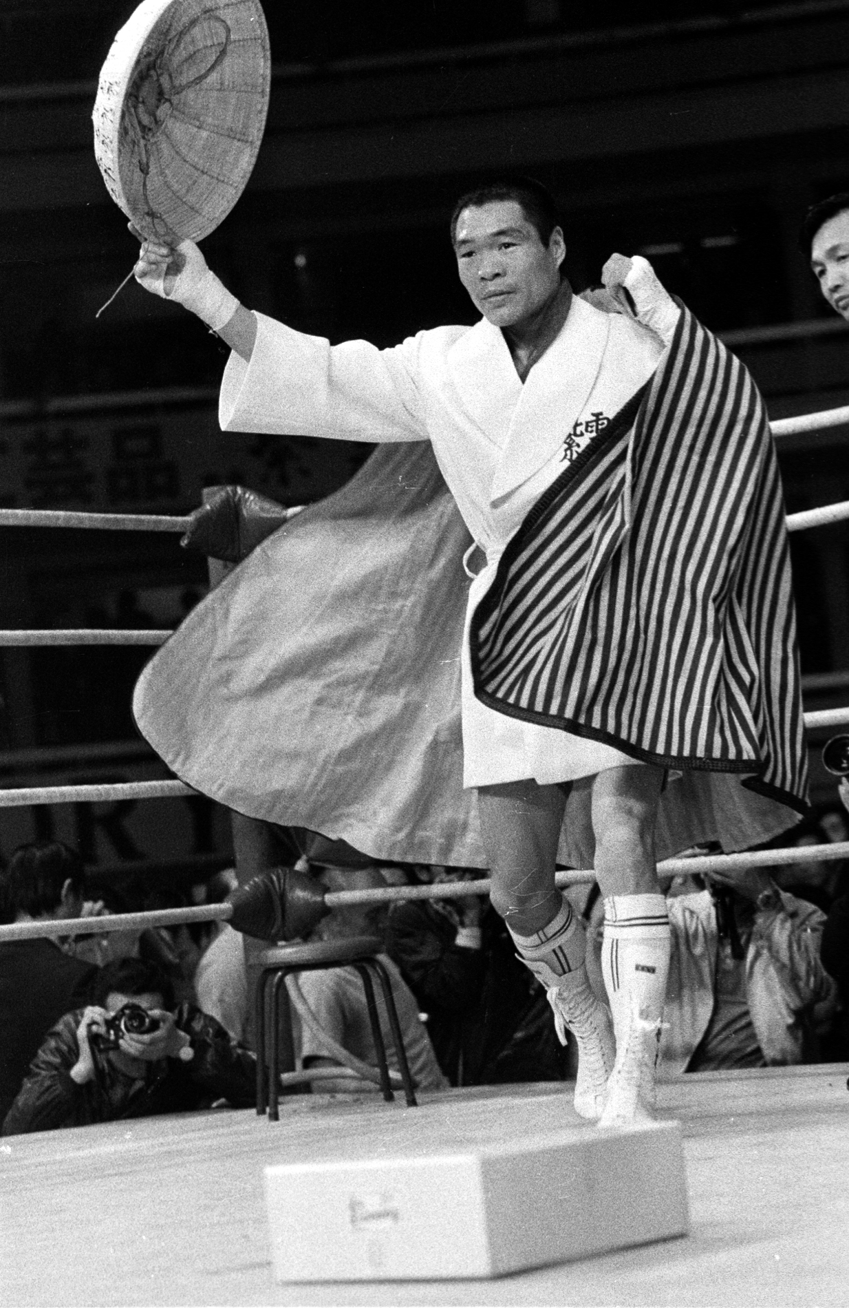三度笠でリングに入場するガッツ石松（1974年4月撮影）