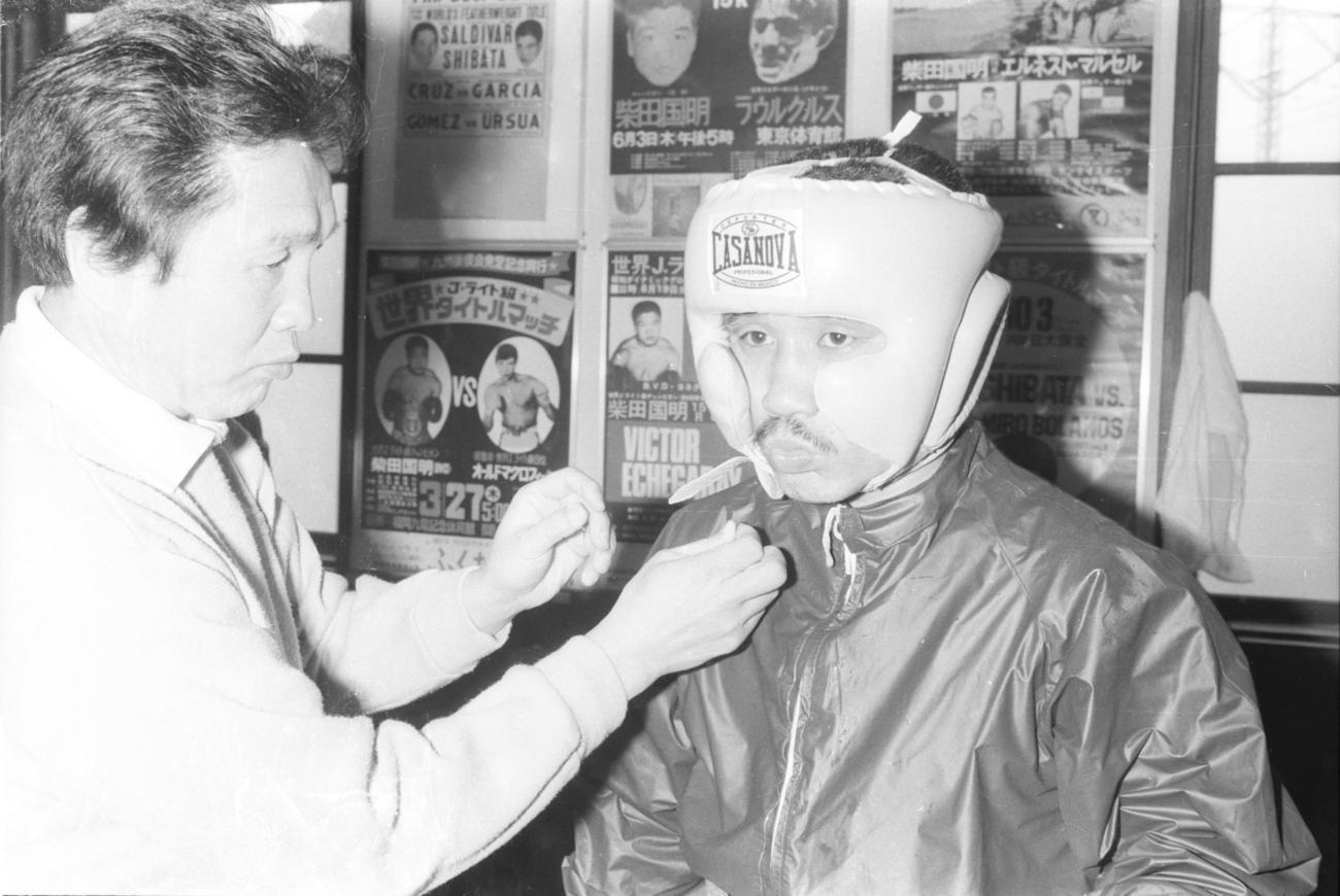 中島成雄にアドバイスする米倉健志会長（左）（1980年2月撮影）