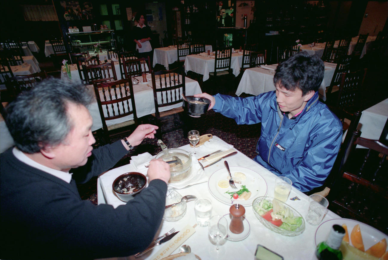 WBC世界ストロー級選手権を終えた大橋秀行（右）と食事をとる米倉健司会長（1990年2月撮影）