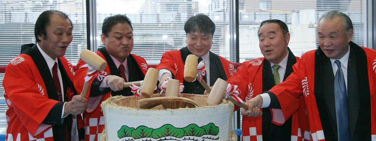 大橋ジム移転祝賀会で鏡開きを行う、左から輪島功一氏、金平桂一郎氏、大橋秀行会長、ファイティング原田氏、米倉健司氏（2006年11月撮影）
