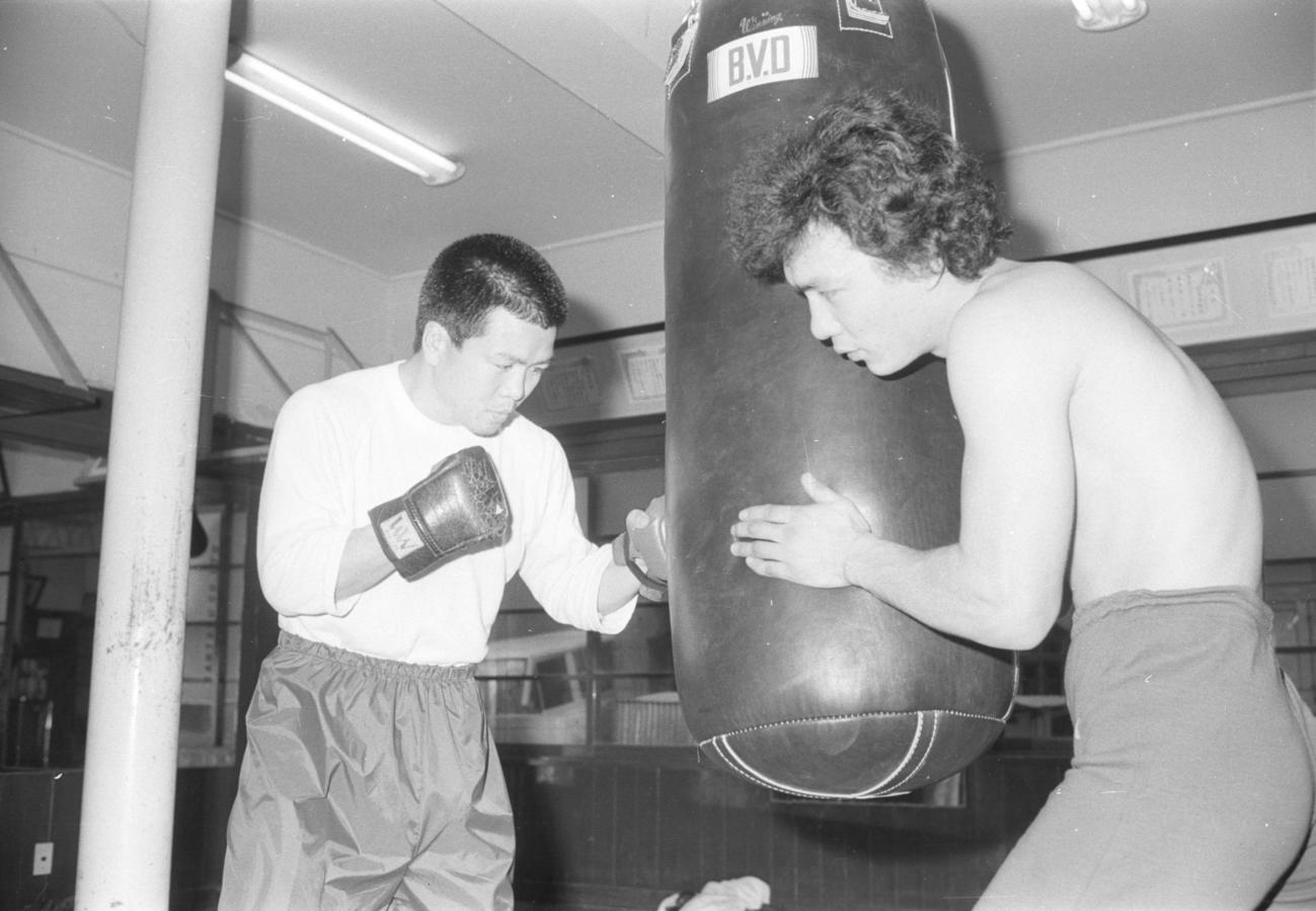 1974年2月6日、3週間後に迫ったアルレドンドへの世界挑戦を前に、柴田国明の練習の相手する米倉健志会長（右）