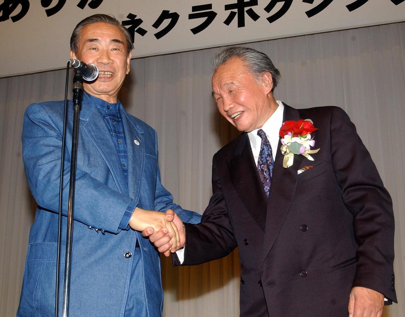 ヨネクラジム40周年パーティーで米倉健司会長（左）は羽田孜氏と握手（03年05月25日撮影）