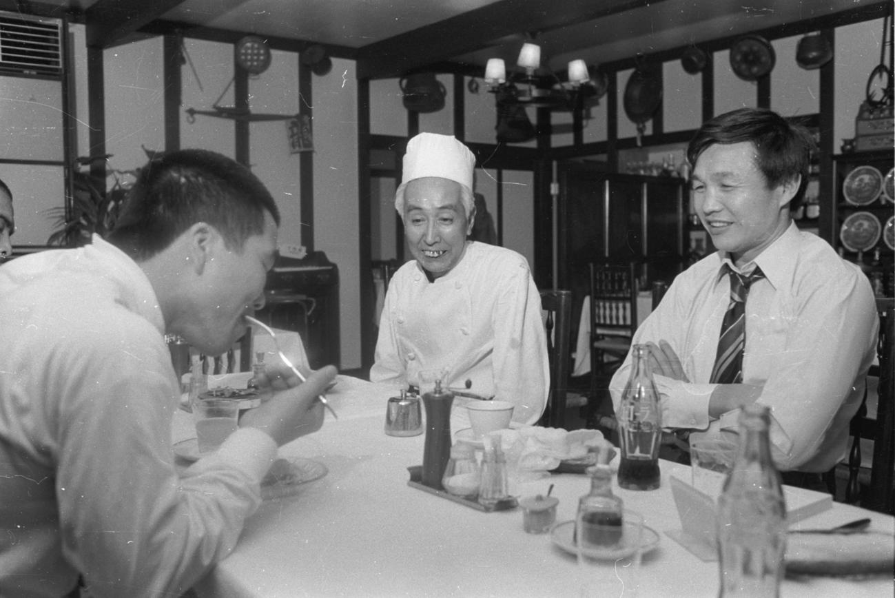 たいめいけんで食事をする柴田国明（左）、見詰める米倉健司会長（右）とたいめいけん初代茂出木心護＝1972年6月　撮影日不明　ネガ番号＝一般スポーツA6845－3－6　＊入力藤野＊