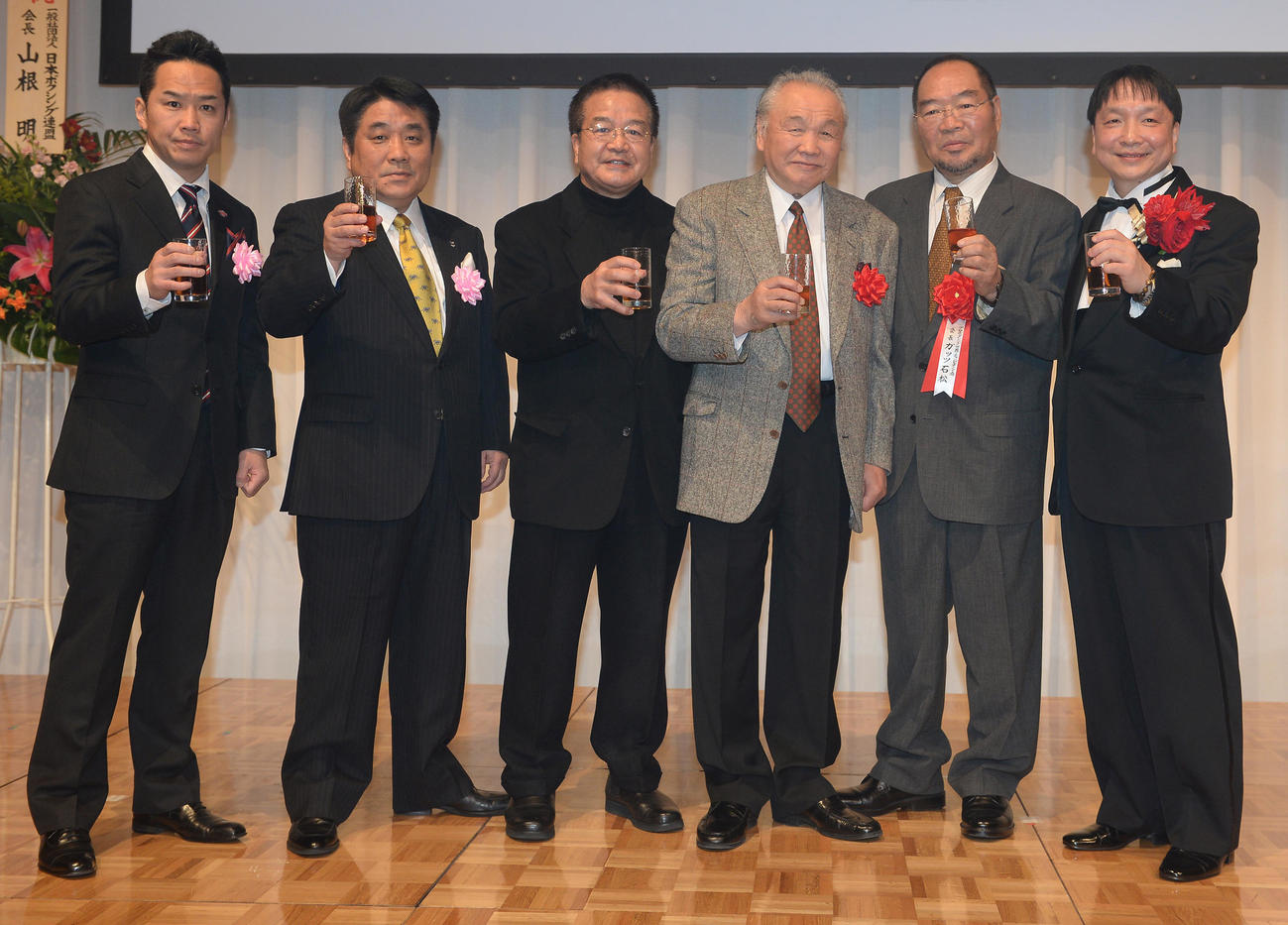 大橋会長（右端）はジム開設20周年パーティーに出席したヨネクラジム時代の仲間たちと記念写真に納まる。左から川島氏、中島氏、柴田氏、米倉会長、ガッツ石松氏（2014年2月15日撮影）