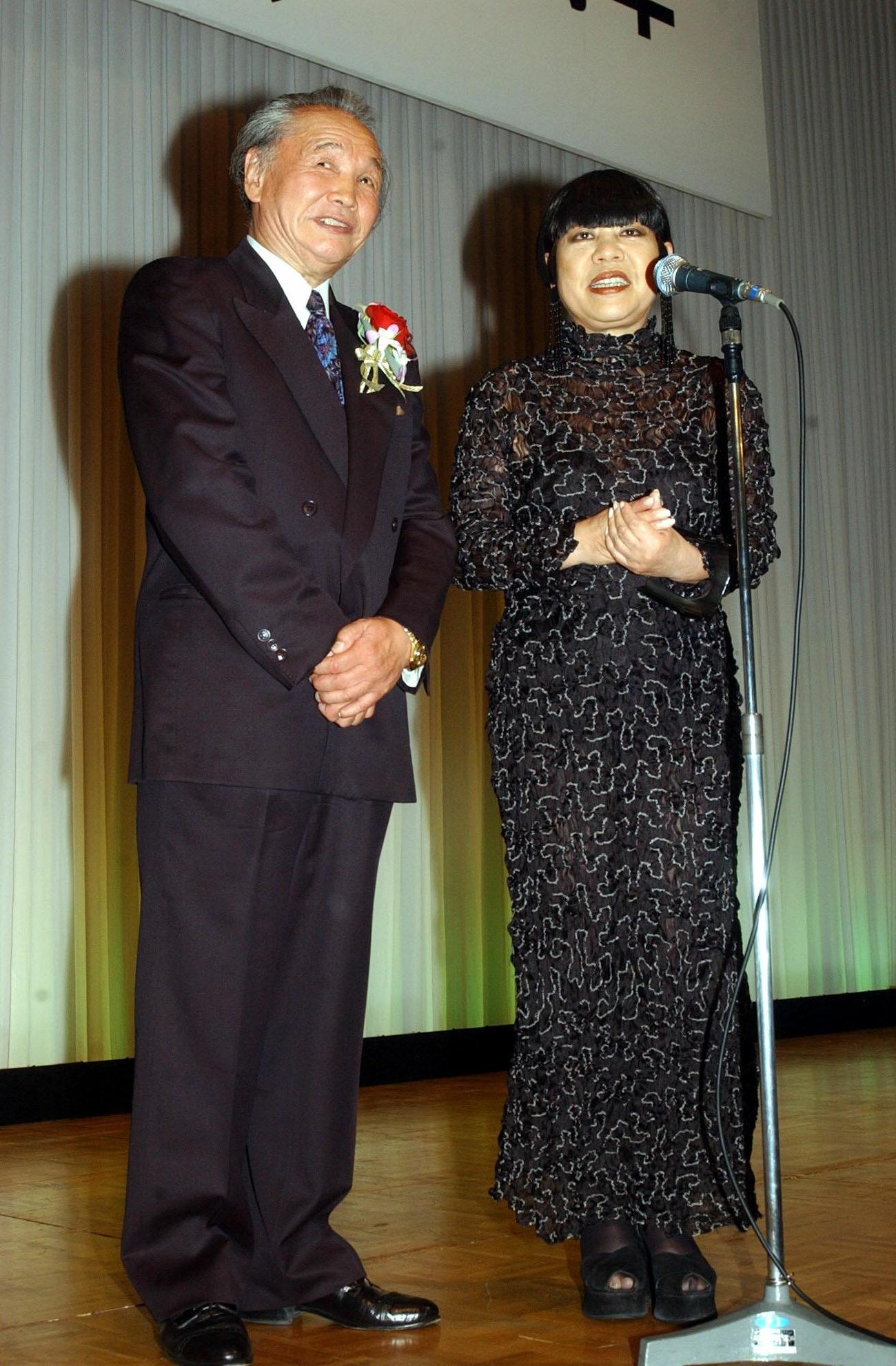 ヨネクラジム40周年パーティーで、米倉健司会長（左）はコシノジュンコさんに祝福される（2003年5月撮影）