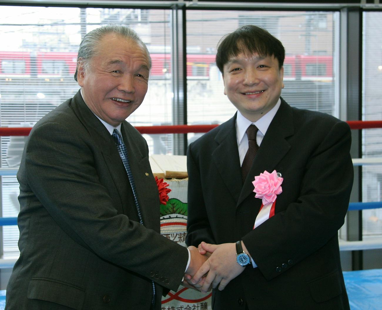 大橋ジム移転祝賀会でヨネクラジム米倉健司会長（左）と握手する大橋秀行会長（2006年11月撮影）