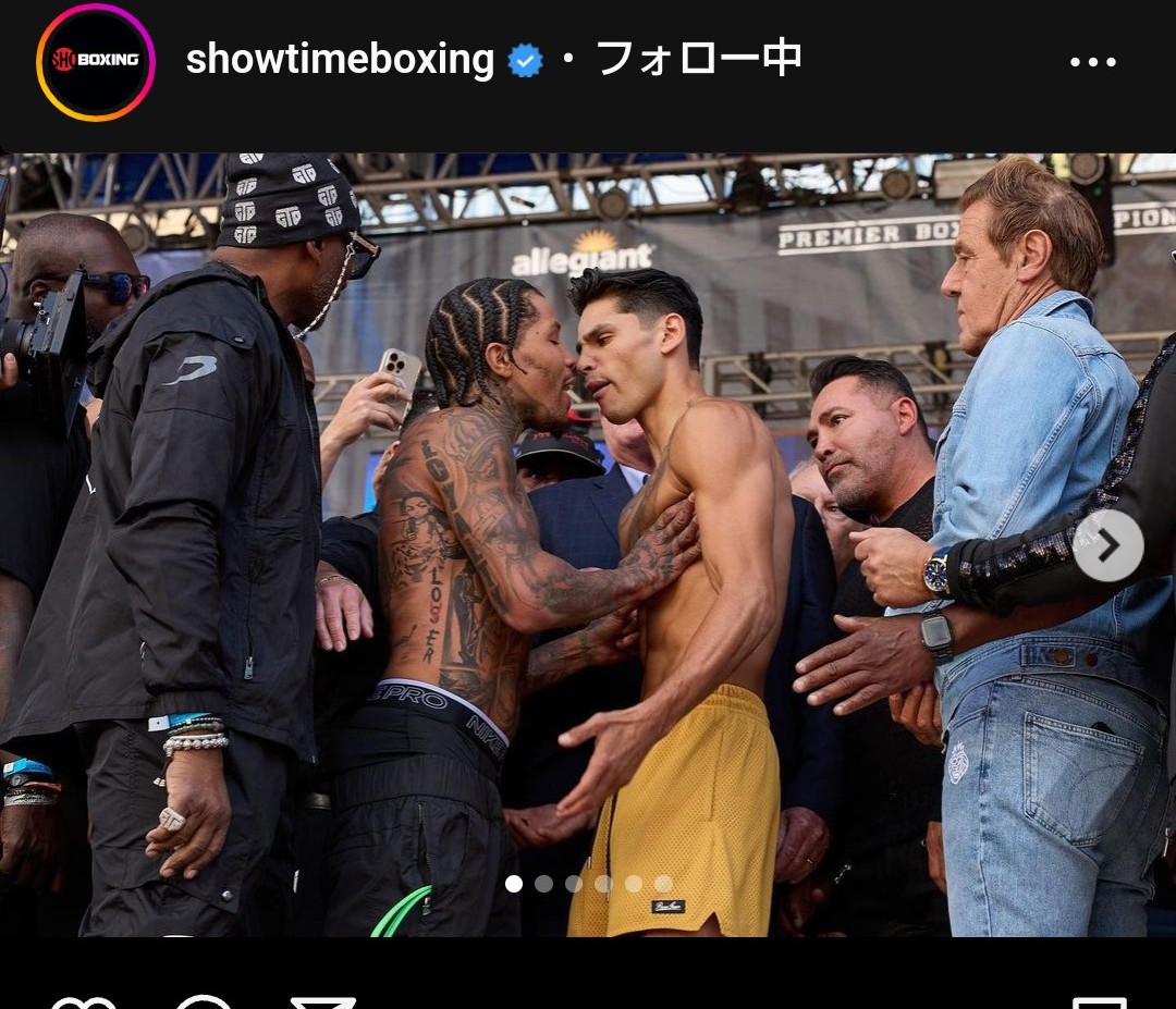 フェースオフ中に言い合いし、ライアン・ガルシア（中央右）を両手で突いたジャーボンテイ・デービス（中央左）（ショータイム公式インスタグラムから）