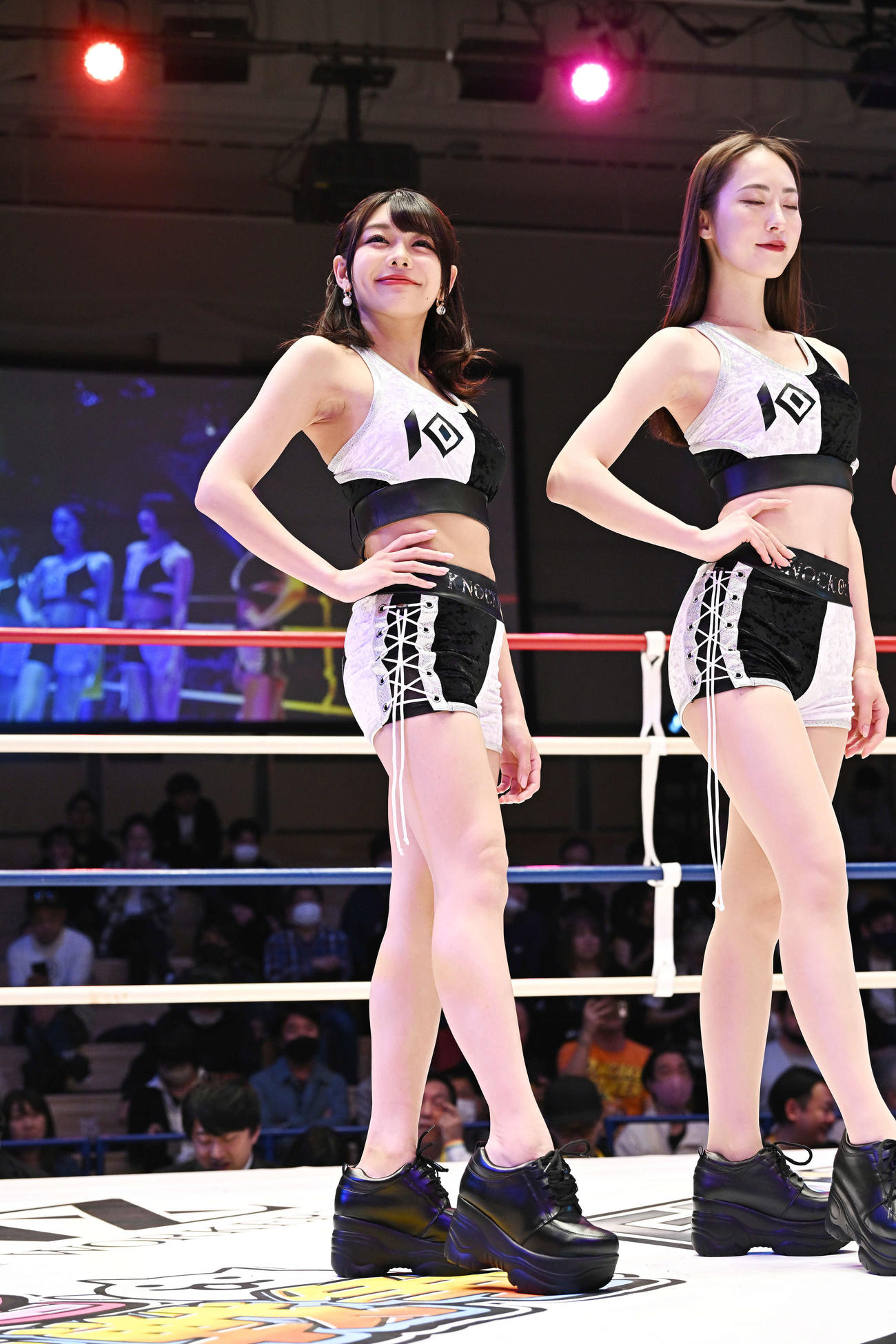 リングを彩るラウンドガール（撮影・滝沢徹郎）