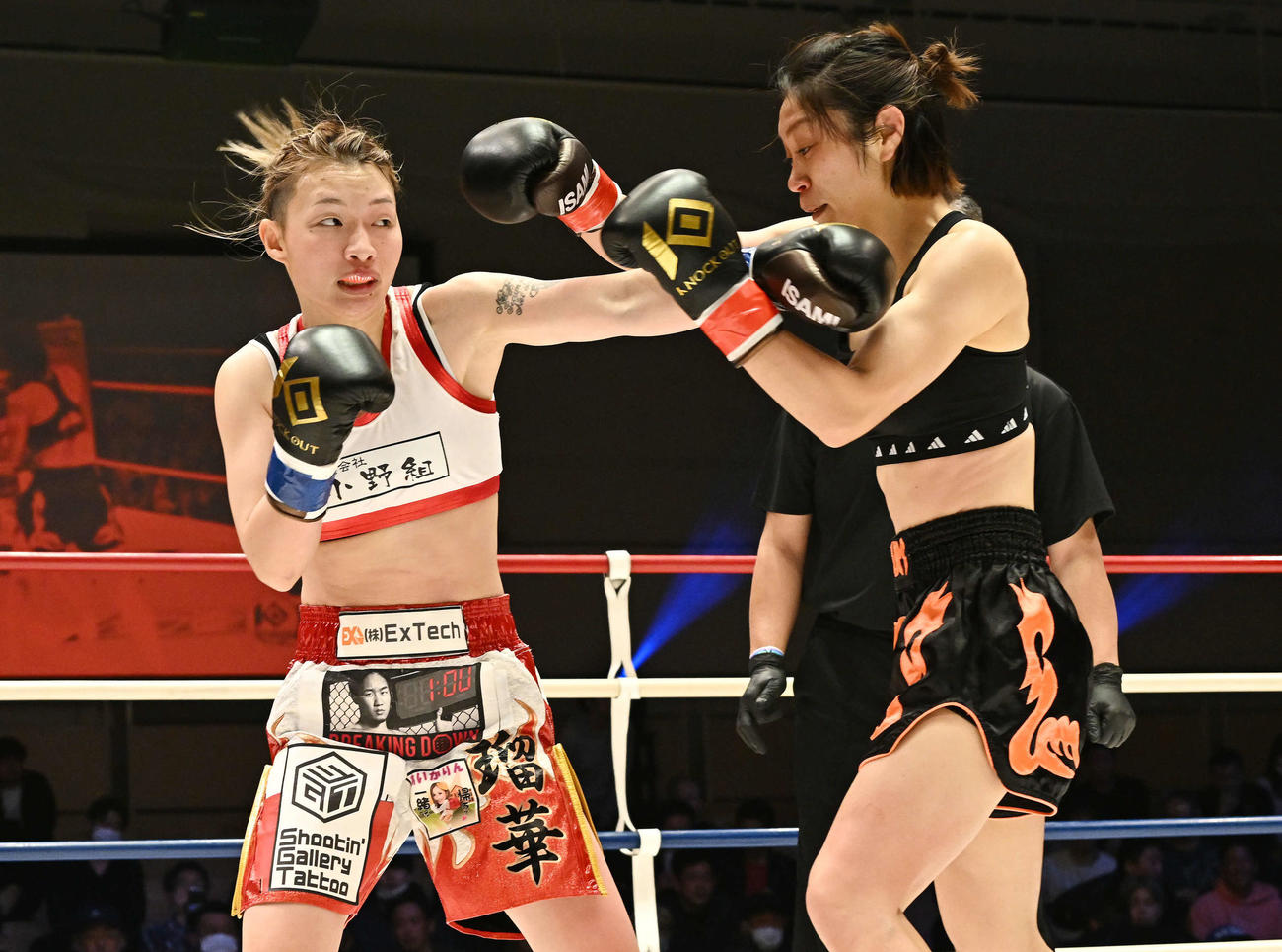 2回、坂本瑠華（左）は松藤麻衣にパンチを打ち込む（撮影・滝沢徹郎）