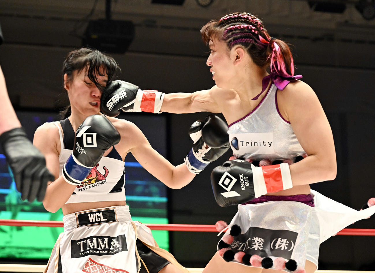 1回、ぱんちゃん璃奈（右）はワン・チンロンにパンチを打ち込む（撮影・滝沢徹郎）