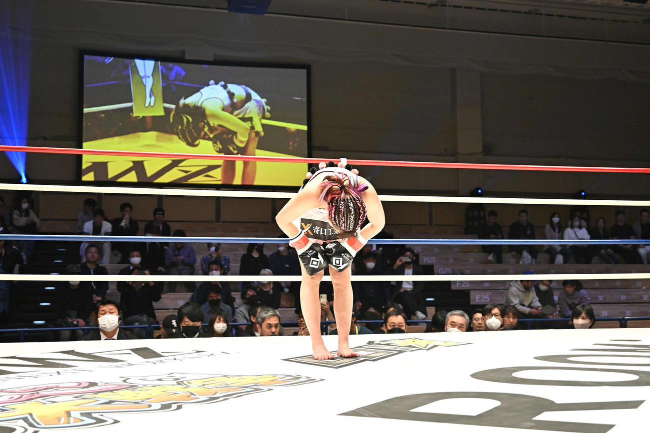 試合後、リング上で頭を下げるぱんちゃん璃奈（撮影・滝沢徹郎）