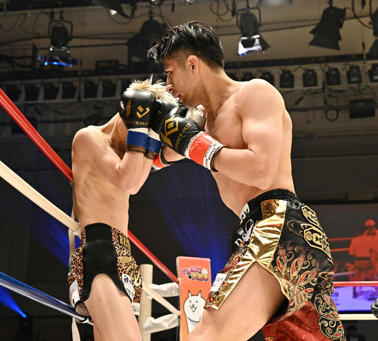 2回、鈴木宙樹（右）はREITO BRAVELYにパンチを打ち込む（撮影・滝沢徹郎）