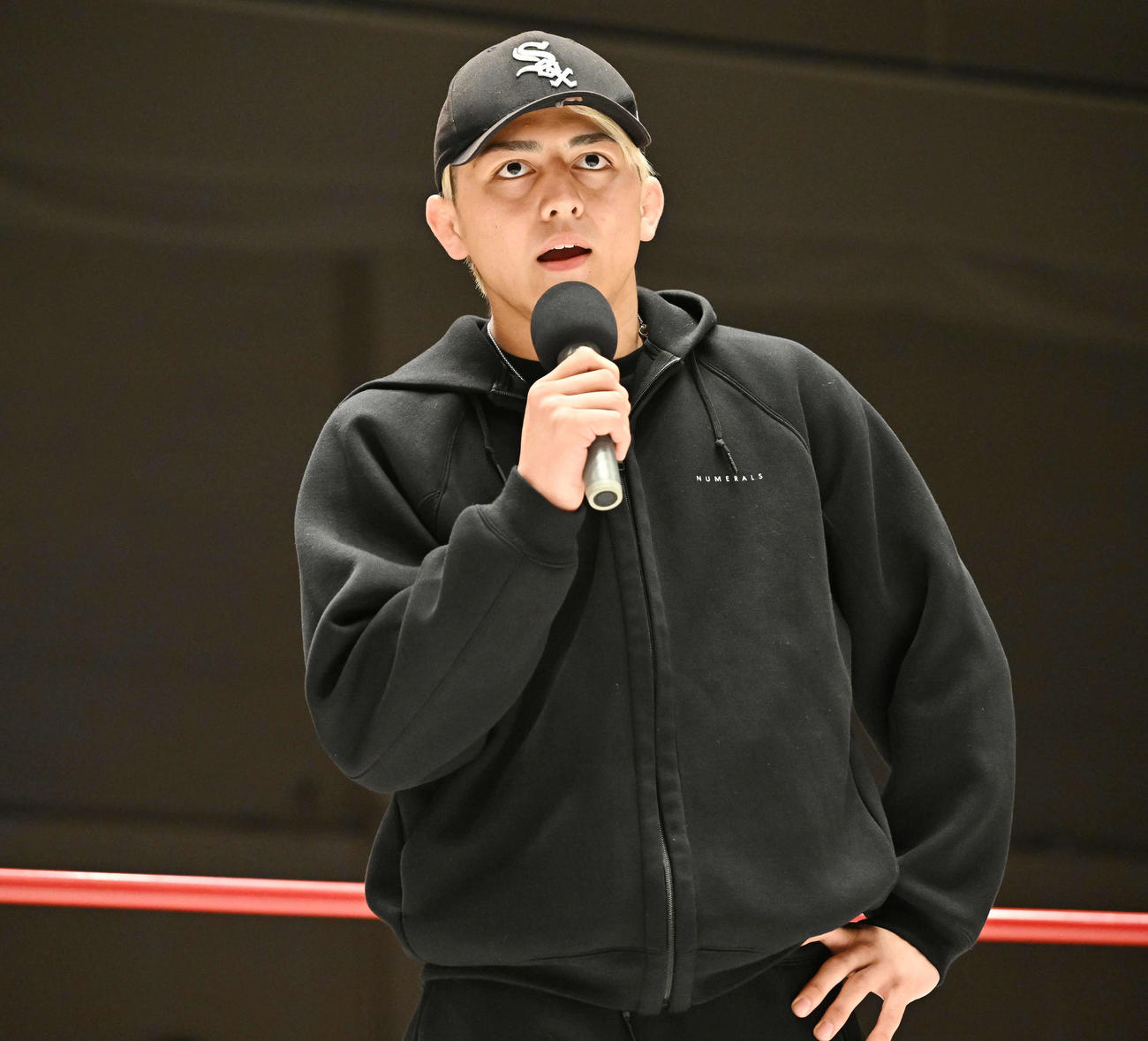 リングであいさつする鈴木千裕（撮影・滝沢徹郎）