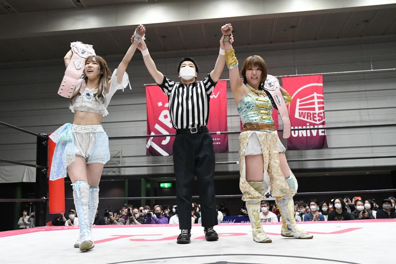 原宿ぽむ、マックス・ジ・インペイラーに勝利し、初防衛に成功した瑞希（左）、坂崎ユカ組（東京女子プロレス提供）