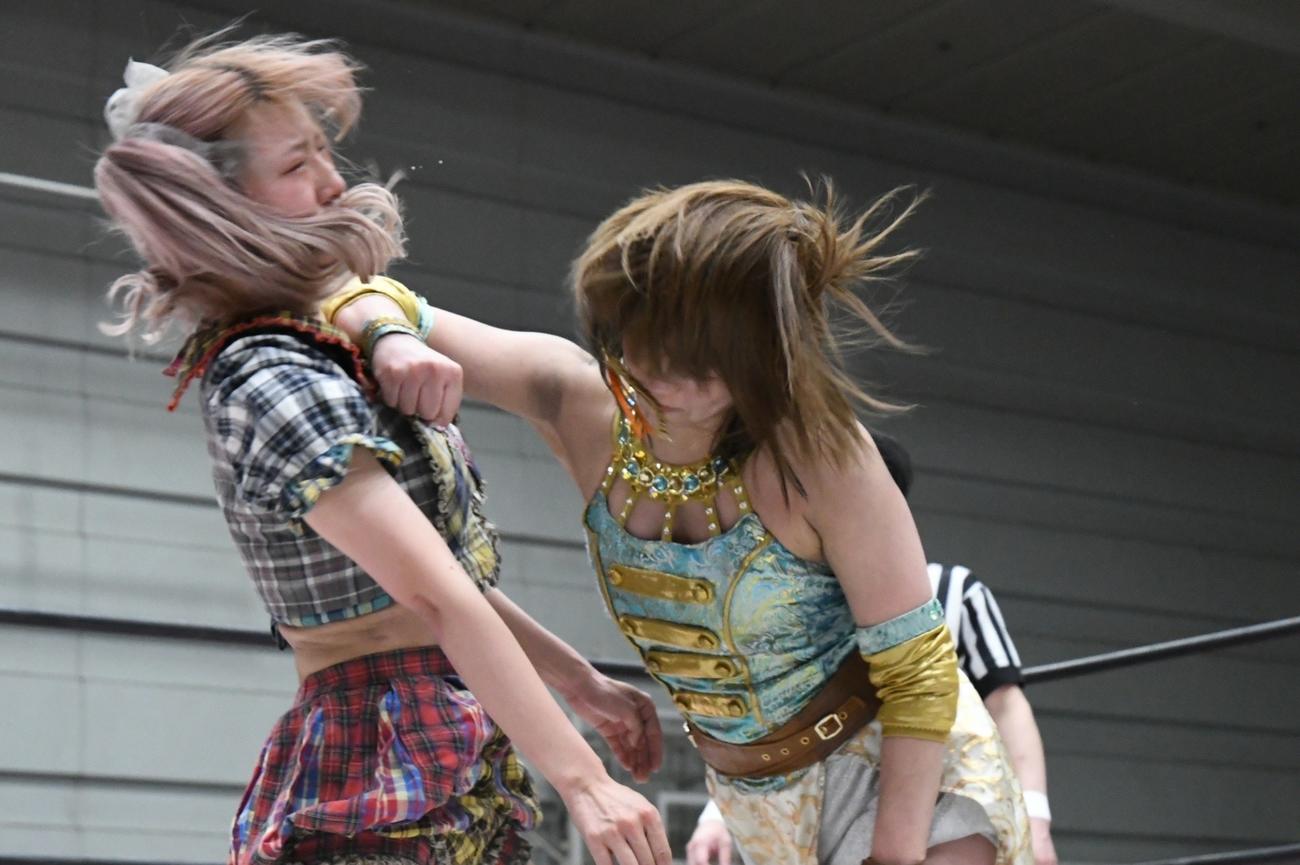 原宿ぽむに強烈なエルボーを浴びせる坂崎ユカ（東京女子プロレス提供）