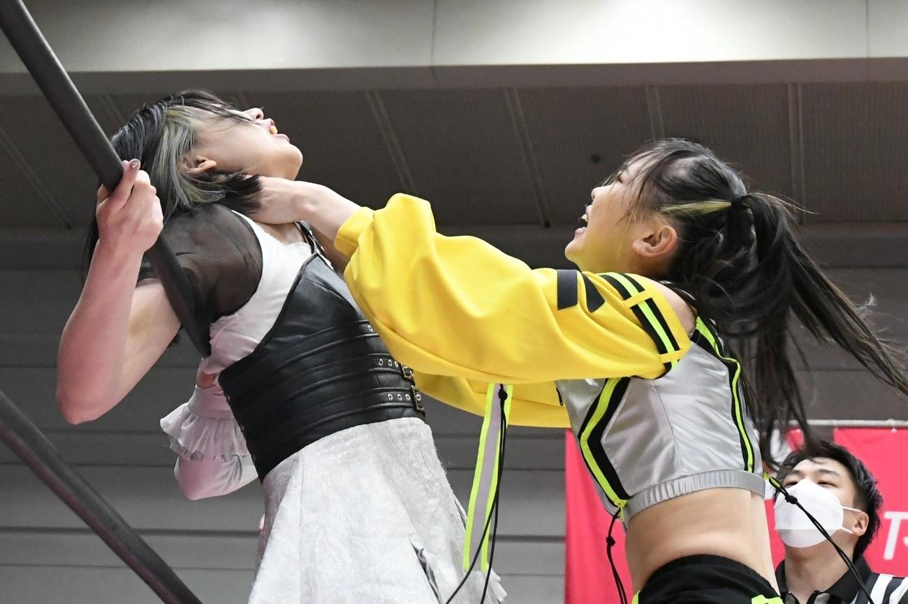 辰巳リカ（左）の首を絞める鈴芽（東京女子プロレス提供）
