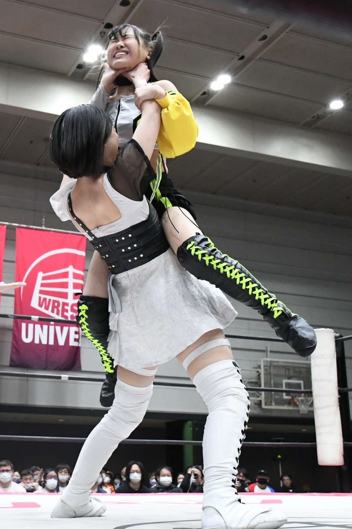辰巳リカ（左）の逆襲に遭い、首を絞められる鈴芽（東京女子プロレス提供）