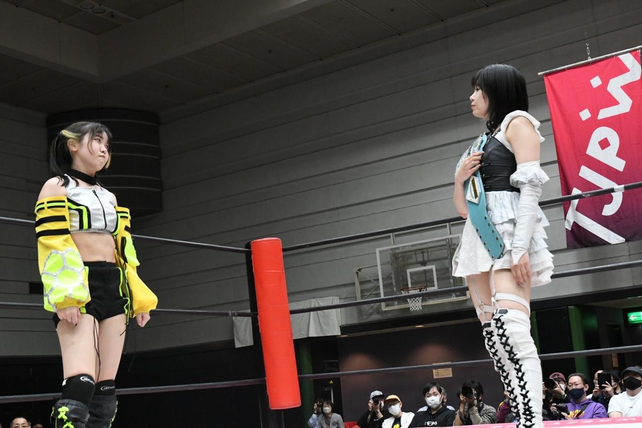 敗戦後、辰巳リカ（右）をにらみつける鈴芽（東京女子プロレス提供）