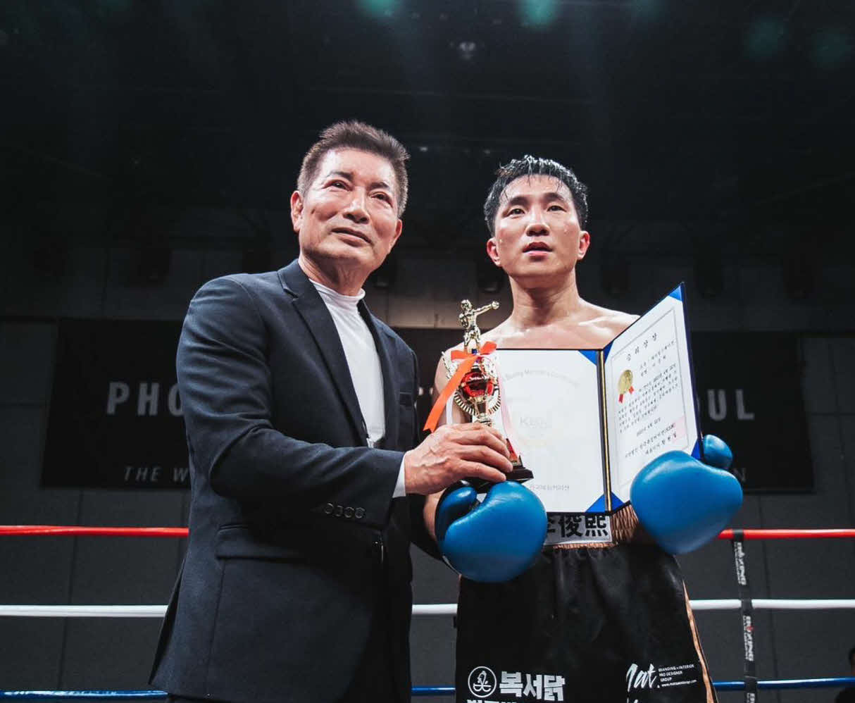フェニックスバトル・ソウル大会でプレゼンターを務めた元WBA、IBF世界スーパーミドル級王者朴鍾八氏（左）（大橋ジム提供）