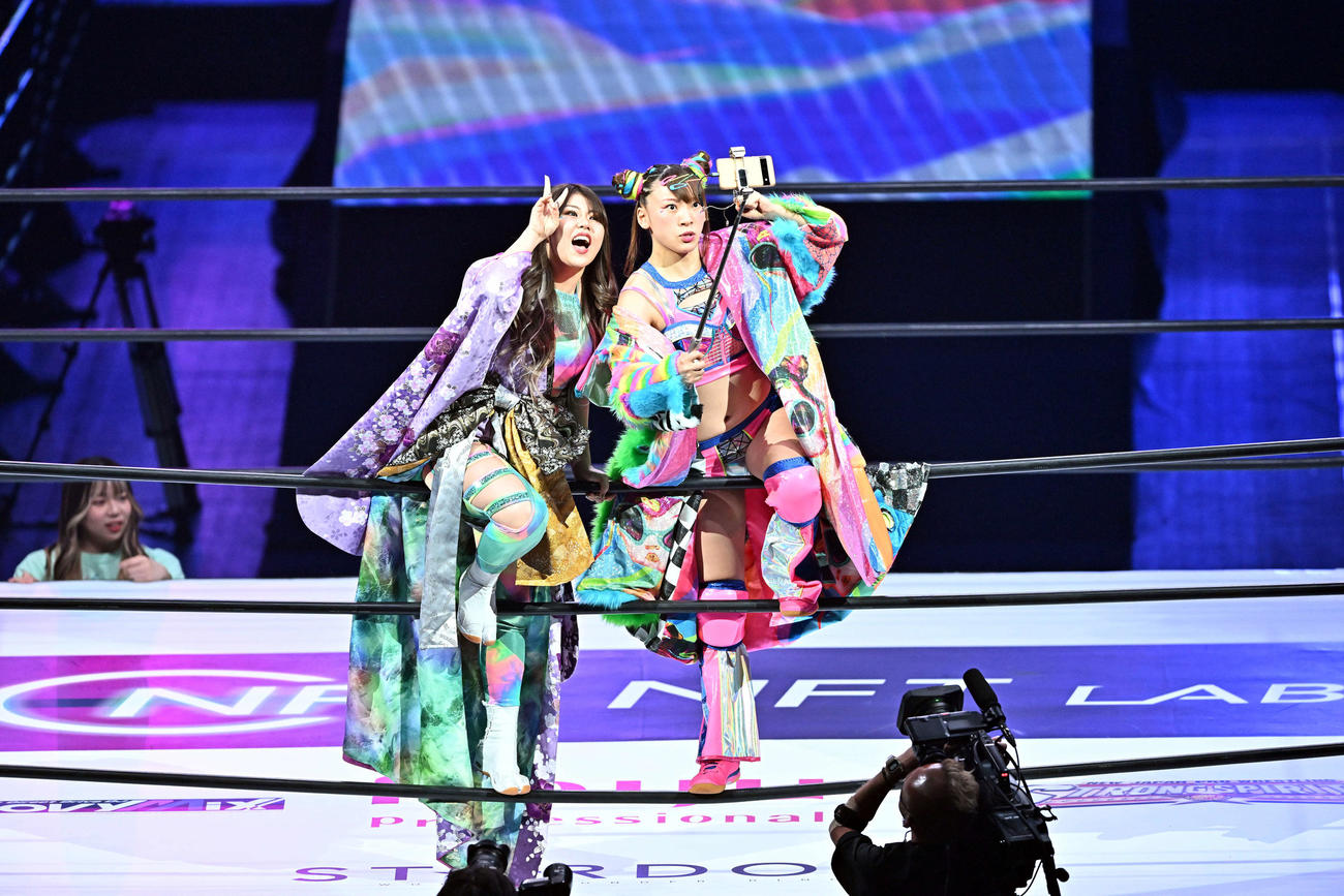 リングインし記念撮影するフワちゃん（右）と葉月（撮影・滝沢徹郎）