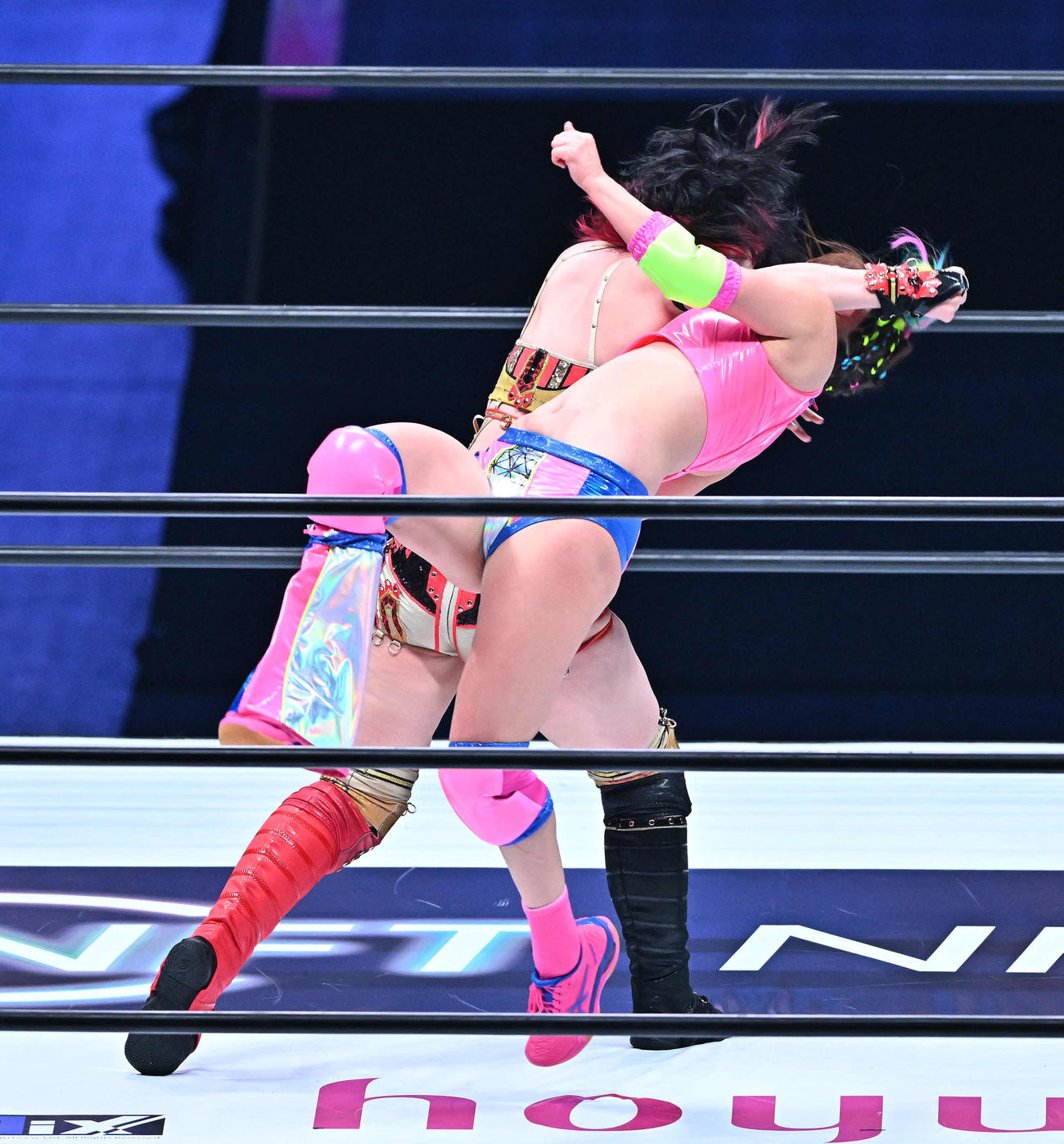タッグマッチでフワちゃん（右）は林下詩美のラリアットを食らう（撮影・滝沢徹郎）