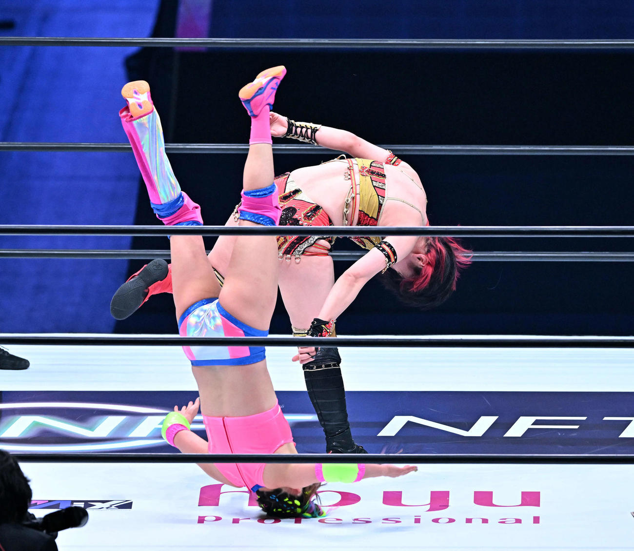 タッグマッチでフワちゃん（左）は林下詩美のラリアットを食らう（撮影・滝沢徹郎）