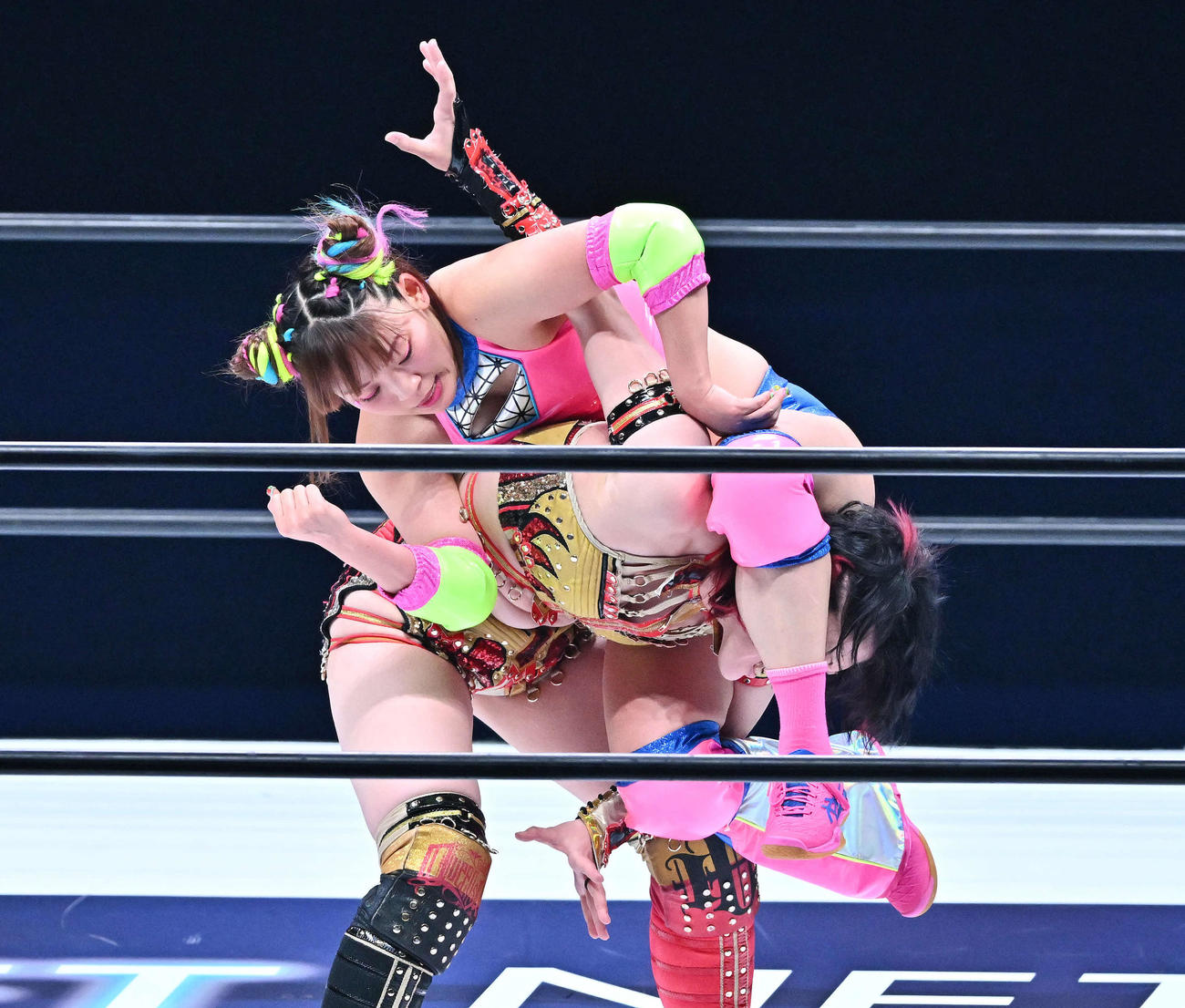 タッグマッチでフワちゃん（上）は林下詩美に卍（まんじ）固めを決める（撮影・滝沢徹郎）