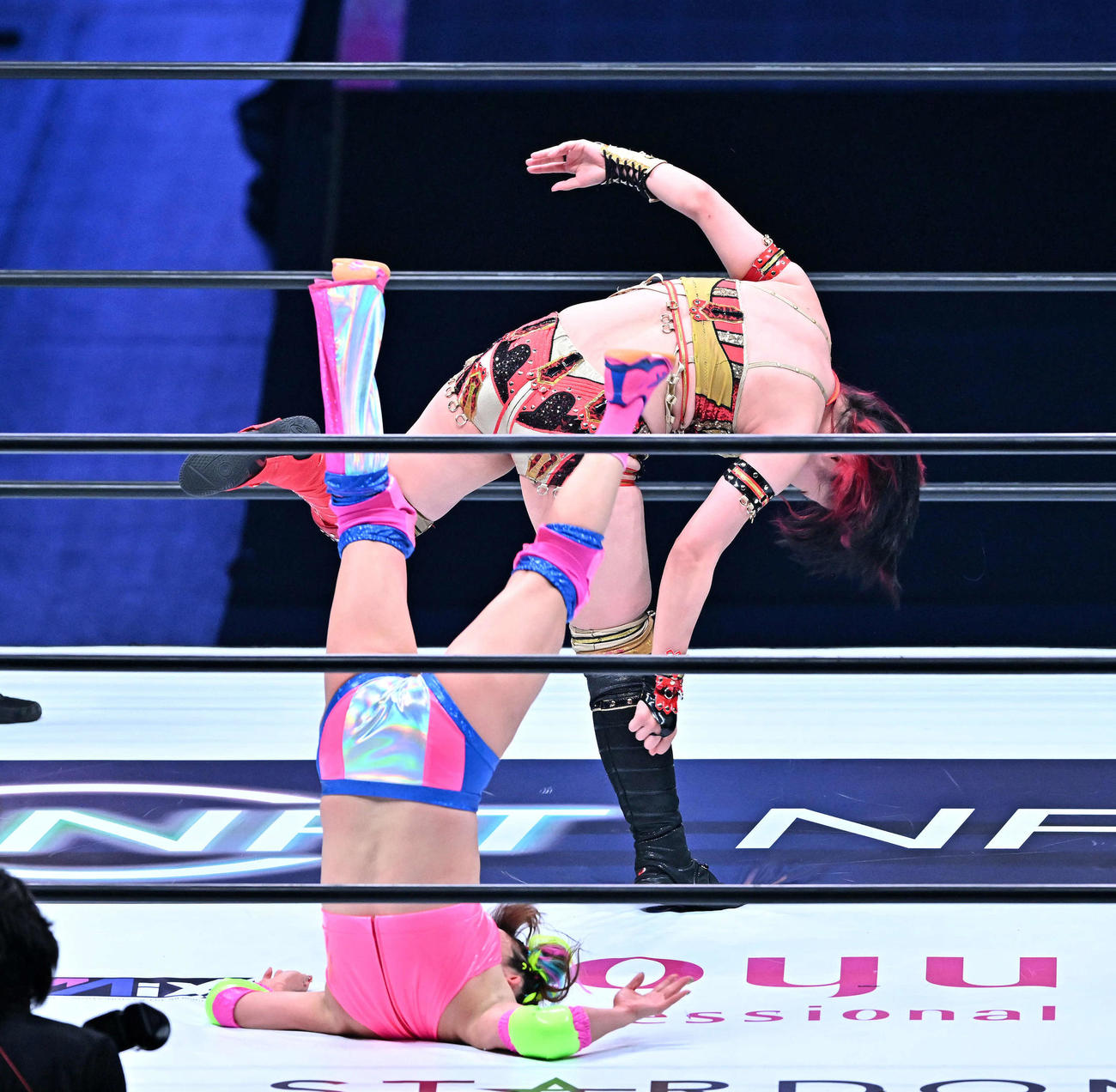 タッグマッチでフワちゃん（左）は林下詩美のラリアットを食らう（撮影・滝沢徹郎）
