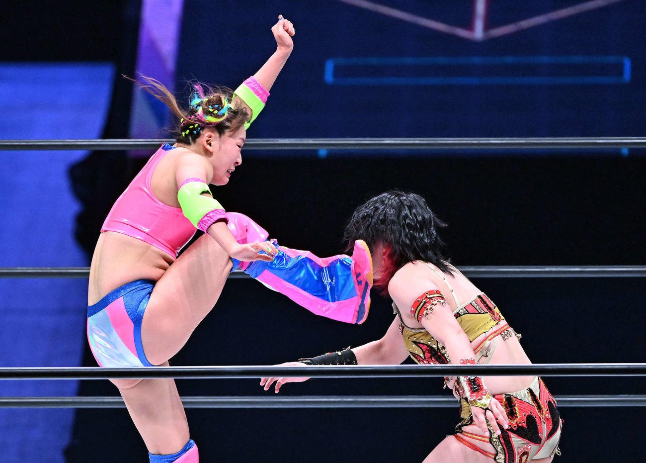 タッグマッチでフワちゃん（左）は林下詩美を攻める（撮影・滝沢徹郎）